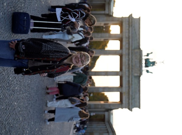 Mira Rieck Larsen Foran Brandenburger Tor