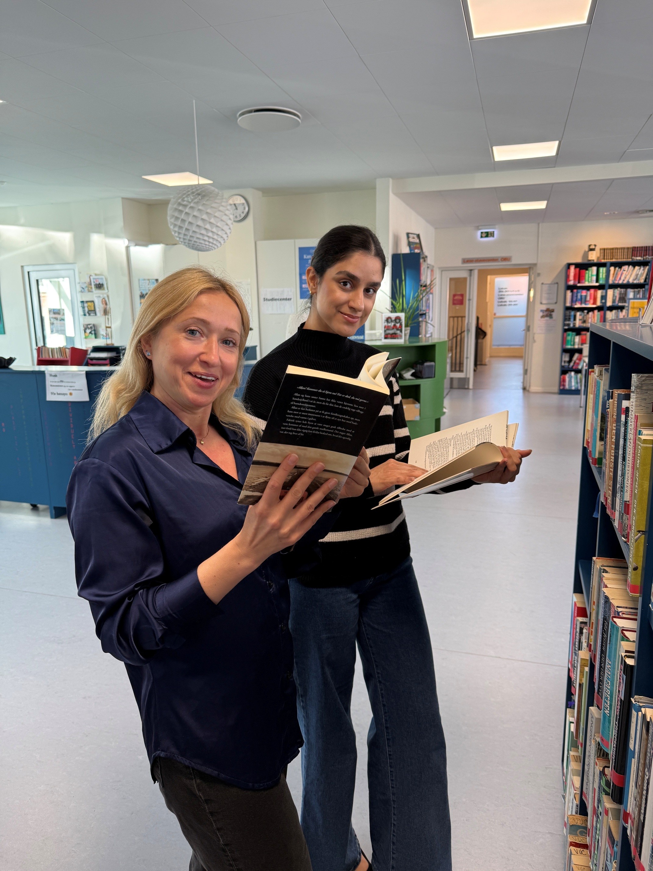 Yara Og Avin På Bibliotek