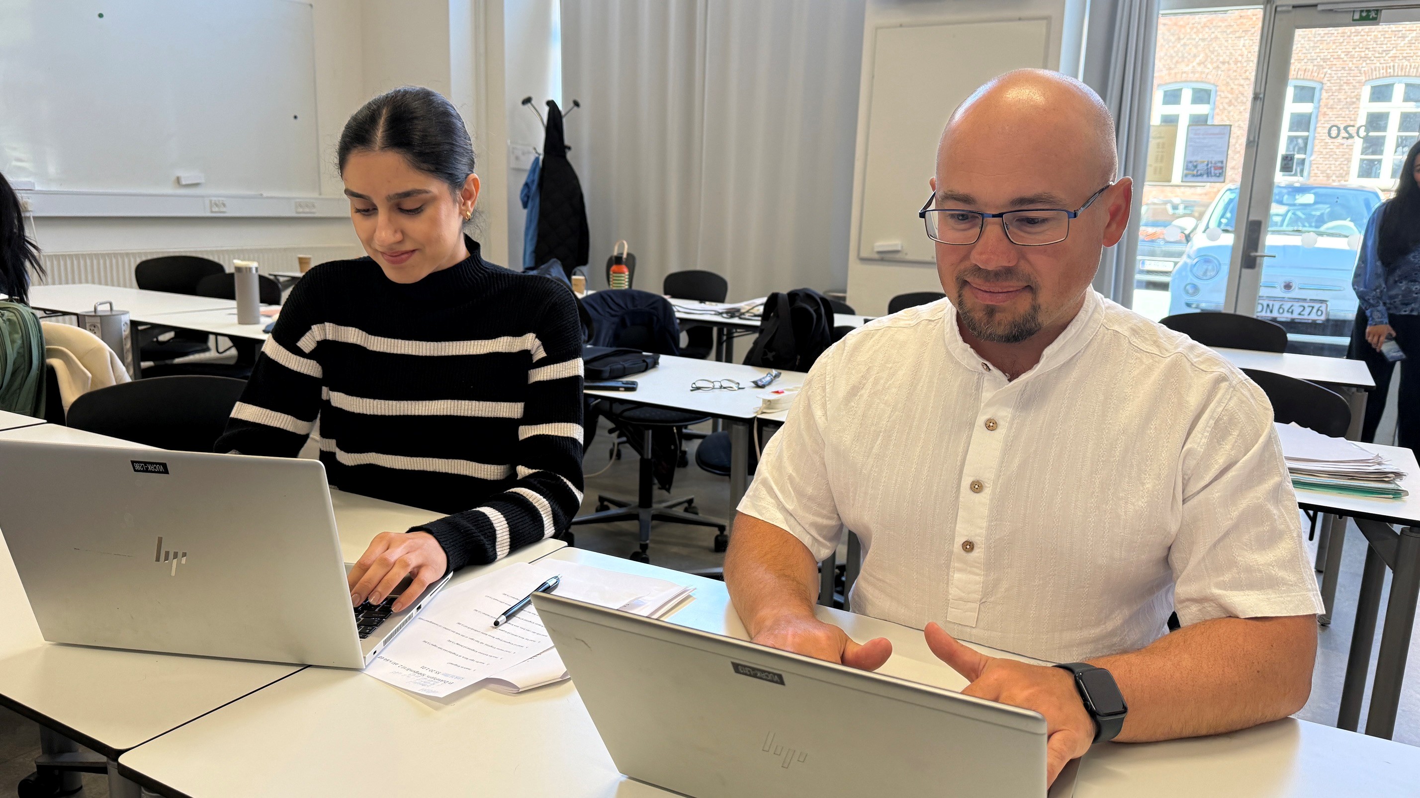 Avin Og Vitali Arbejder I Klassen