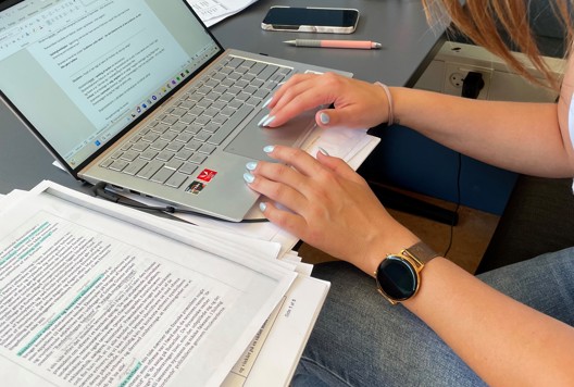 Skriver På Computer (1)